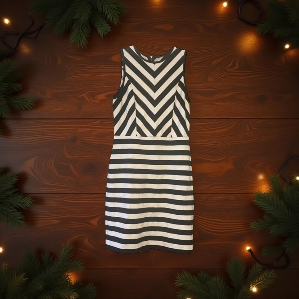 ‧₊˚✮ Striped Chevron Bodycon NWOT Work Heavy Fabric Day to Night - Picture 8 of 12